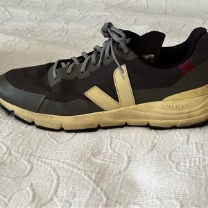 Veja Men's Dekkan Black and Cream Sneakers